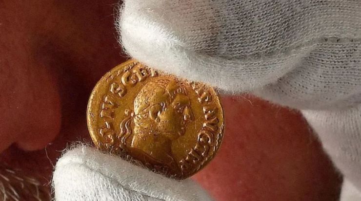 Находка в поле, аукцион, историческая монета, Великобритания, артефакт, кладоискатель, фото, удивительные случаи из жизни