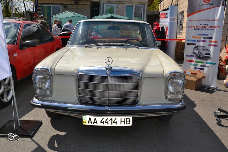 Mercedes 220D W115