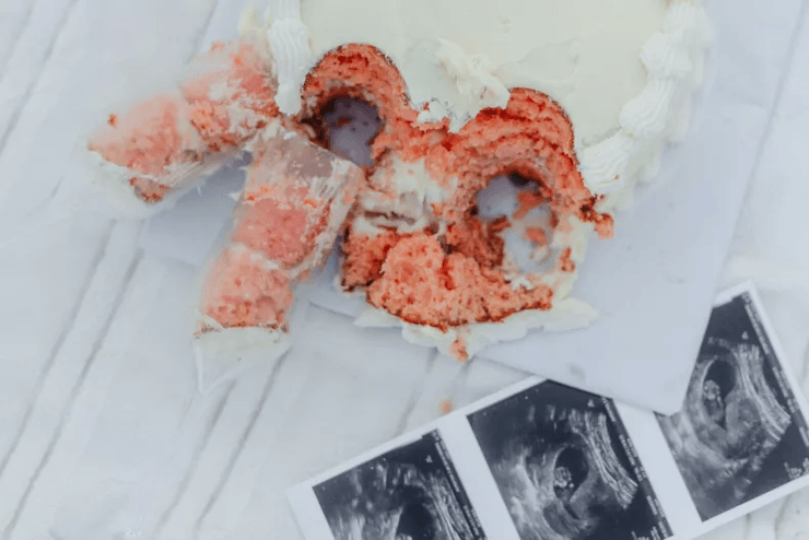 Гендерна вечірка, торт із сюрпризом, вечірка з розкриття статі, визначення статі дитини, стать дитини, майбутня дитина, торт для гендерної вечірки,