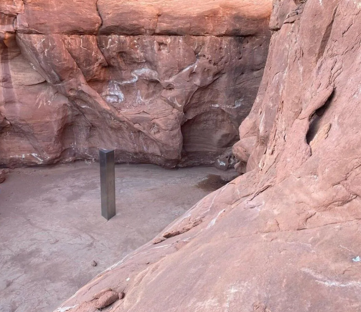 Моноліт знайшли у Великій Британії, таємнича скульптура, дивна інсталяція, брила невідомого походження, фото, Велика Британія