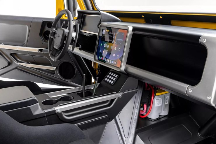 На передней панели установлены два дисплея