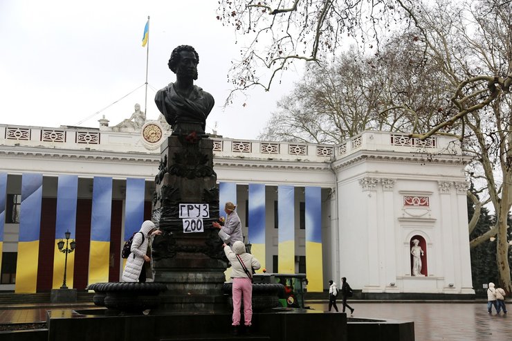 В Одессе памятник Пушкину закрыли фанерой