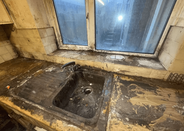 Грязный дом, клининг, заброшенный дом, дом барахольщика, не убирались 20 лет, грязь на стенах, убрали дом за сутки,