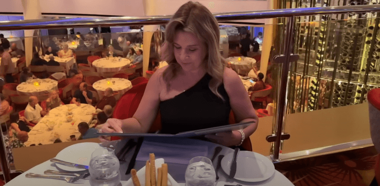 Ужин на круизном лайнере, круизный лайнер, путешествия, экономия денег, можно получить бесплатно, услуга во время круиза,