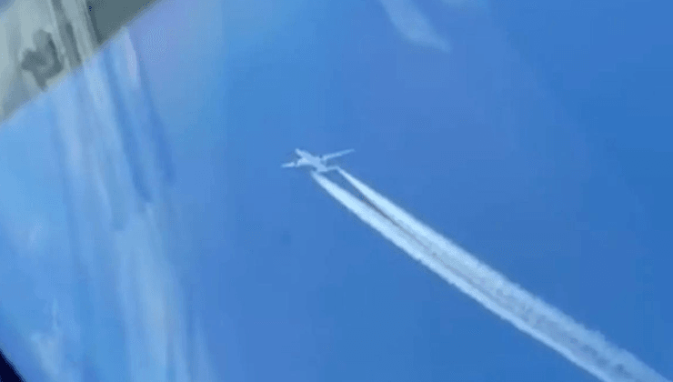 Літак у небі, пілот, вид з кабіни літака, кабіна пілота, вірусне відео, два літаки, літаки в небі, пасажири