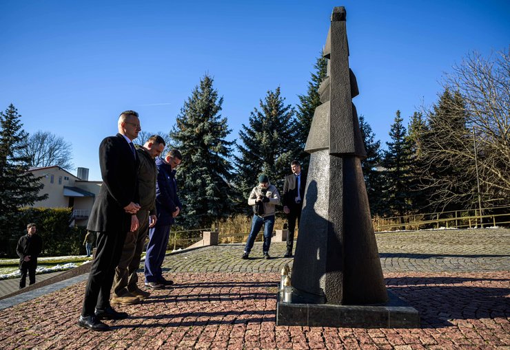 пам'ятник, ужгород, сійярто, кулеба, ермак