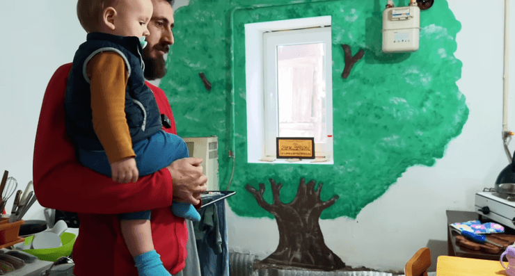 Намалювали дерево на стіні