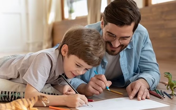 Родитель с ребенком учит уроки и делает домашнее задание