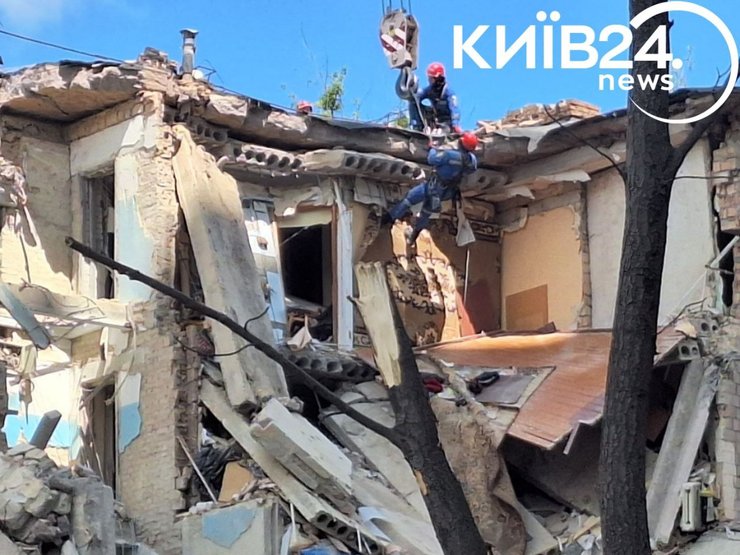 Спасатели разбирают завалы в Шевченковском районе после удара по Киеву