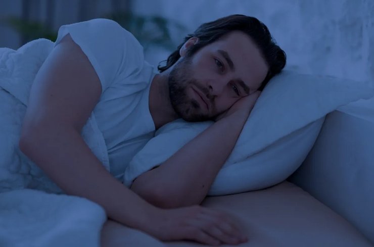 Сон, мужчина спит, медитация в постели, увидел видение, послание от Бога, рождение человечества, начало мира, соцсети,