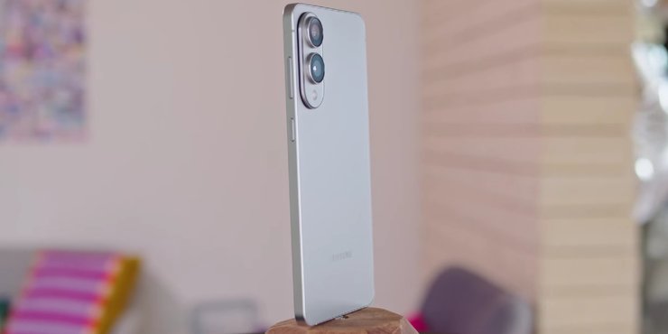 Смартфон Samsung Galaxy S25 Edge на подставке