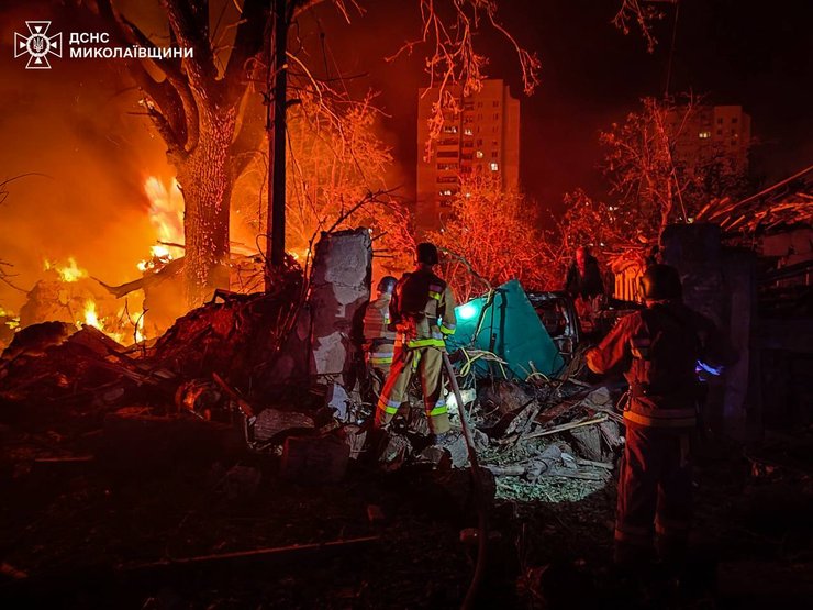 ДСНС ліквідовує наслідки удару ЗС РФ по Миколаєву