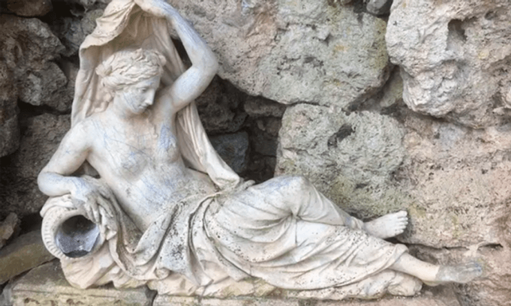 грот, фонтан, мемориальная доска, фигура херувима, Ланселот Кейпенси Браун, ландшафтный архитектор, Национальный фонд, наследие, туристы, сохранение культуры, уважение, вандализм, история, миф