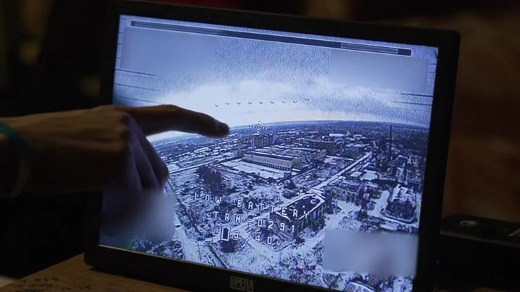 Оператор дрона показывает цели на экране