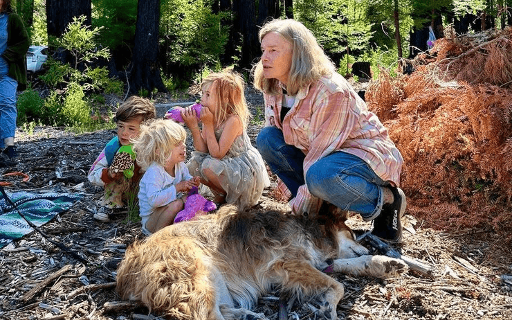 Женщина строит свой собственный город, город своими руками, небольшой городок, новый город, идеальный город, место для жизни,