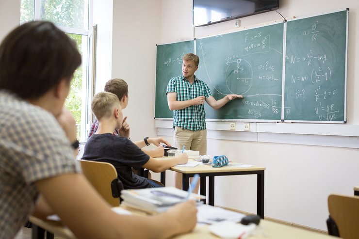 Учитель в Китае избил ребенка из-за того, что тот назвал его по имени, причины инцидента, все подробности