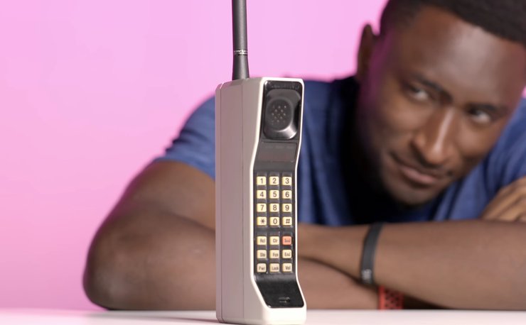 Блогер Маркіз із телефоном Motorola DynaTAC 8000X