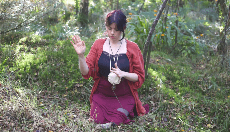 Жінка спілкується з деревами, унікальна здатність, втрачений зв'язок, зв'язок із природою, дівчина говорить із деревами