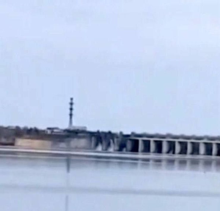 Пошкоджена дамба Каховської ГЕС