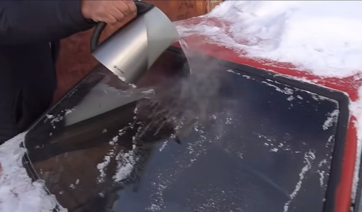 кипяток на стекло авто