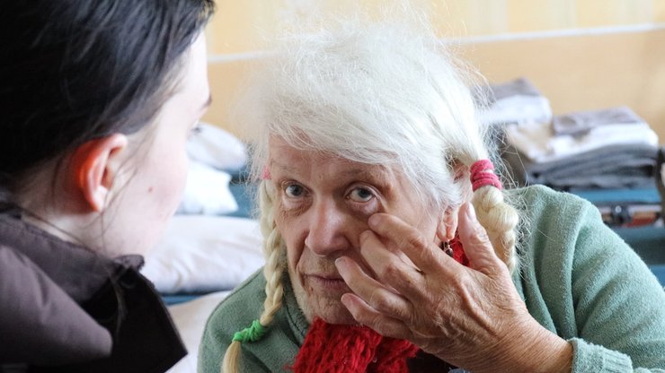 Жінка в Краматорську показує поранення