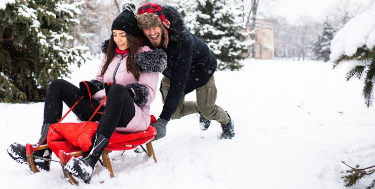 парочка на санках - фото