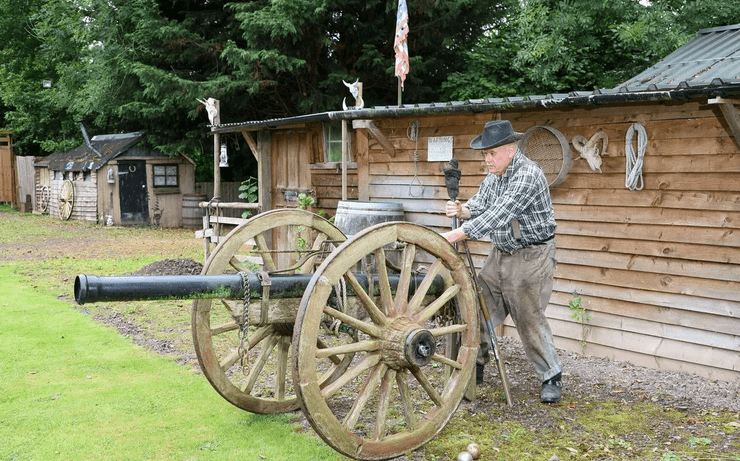 Чоловік побудував ковбойське містечко, Світ Дикого Заходу, Дикий Захід, раритет, старовинні речі, вестерн, побудував містечко на задньому дворі