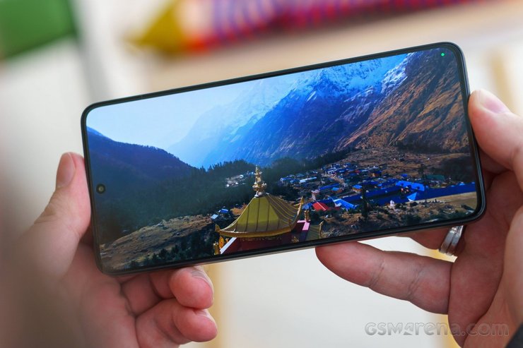 POCO F6 дисплей яркость