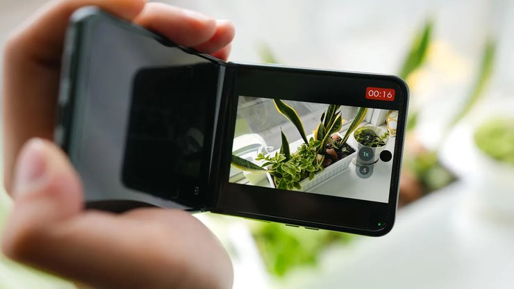 Телефон Motorola Razr Ultra 2025