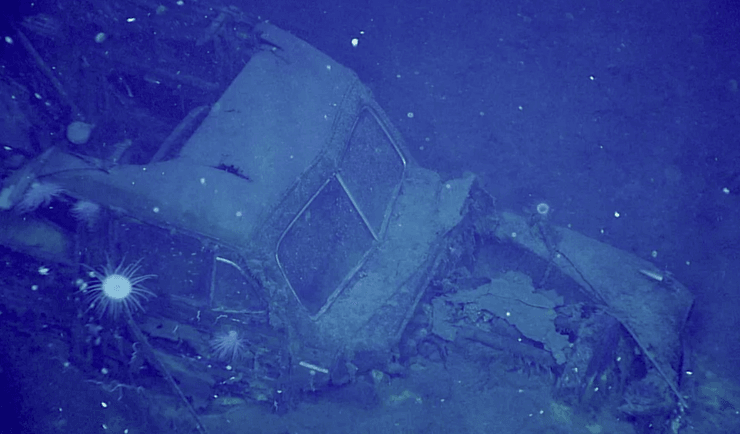 Чорний автомобіль Ford Super Deluxe на затонулому авіаносці