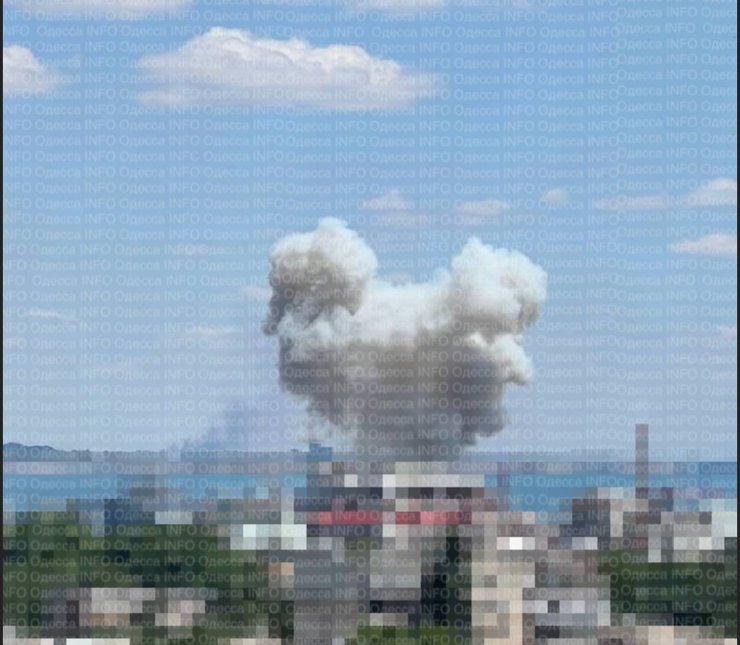 После удара по Одессе начал подниматься дым