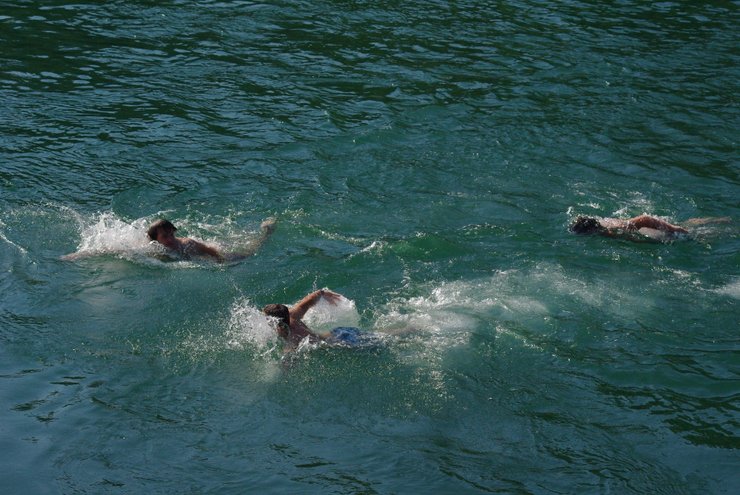 люди, річка, вода, фото