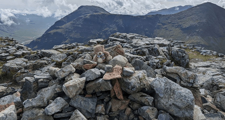 Плюшевый мишка в горах, плюшевый мишка, игрушка, горы, вершина горы, забыл в горах, потерял игрушку, путешествует по миру