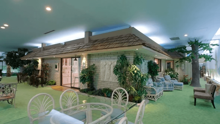 Интерьер подземного особняка в Лас-Вегасе с имитацией улицы, деревьями и ретро-мебелью