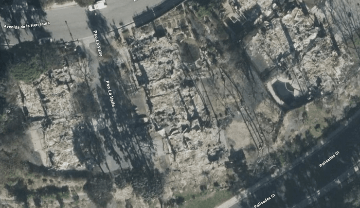 Будинок, продаж ділянки, згорів будинок, сильна пожежа, пожежа в Каліфорнії, Лос-Анджелес у вогні, вогонь знищив будівлю, дорога ділянка, дорога нерухомість