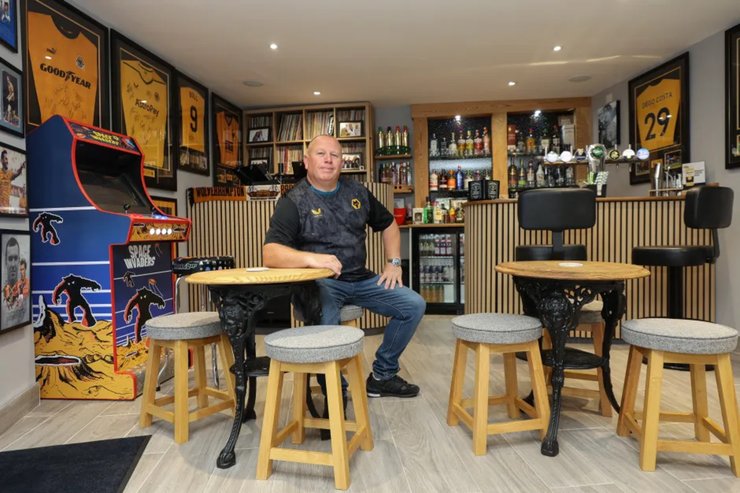 Глен Ганді у своєму домашньому пабі Cognitos з ігровим автоматом і барною стійкою