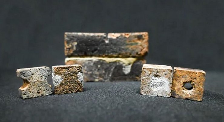 місячні цеглини