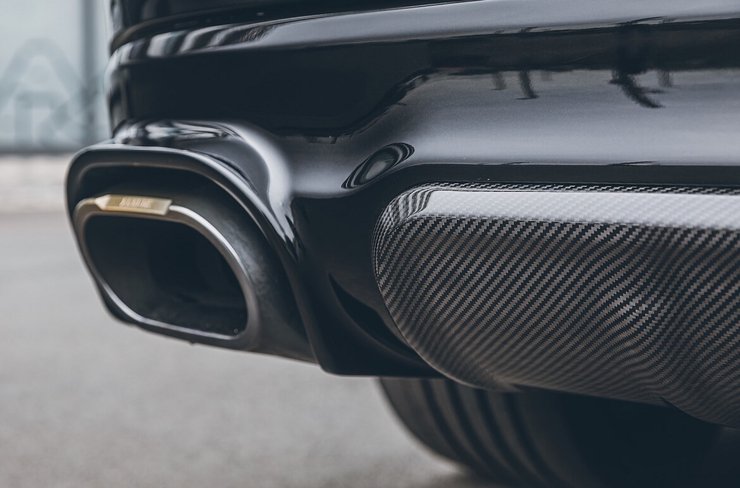 В обробці інтер'єру й екстер'єру використовуються елементи з вуглепластику. Звук вихлопу регулюється