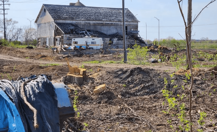 Город-призрак, заброшенное поселение, заброшенный город, дома, техника, ферма, руины, здания,