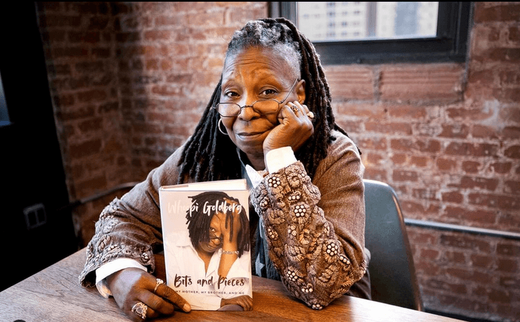 Вупі Голдберг, книга, стіна, стіл