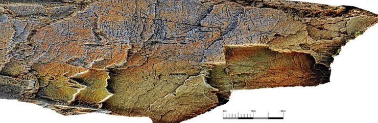 Камень выгравирован мелким шрифтом