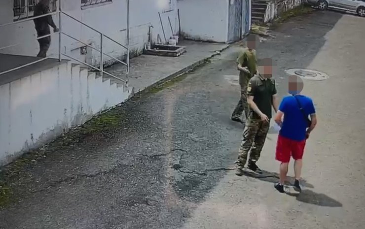 Скриншот видео с встречей военкома и потерпевшего, Закарпатская область, ГБР