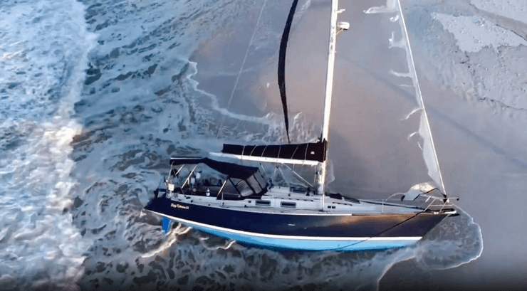 Корабль-призрак, парусник, яхта, судно, корабль, корабль выбросило на берег, судно попало в шторм, сильный шторм, побережье США