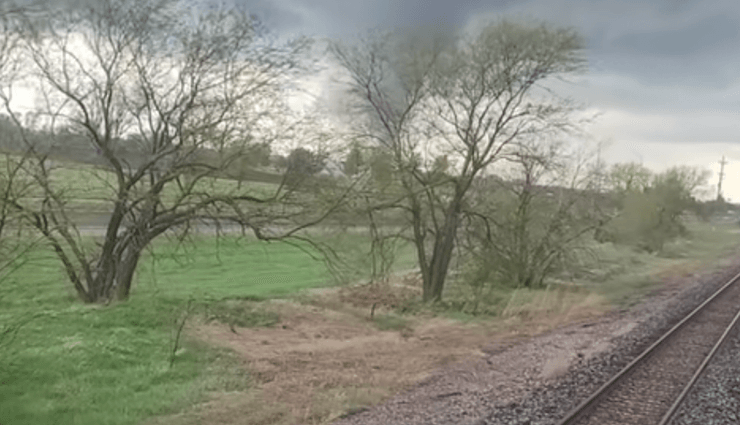 Торнадо опрокинул поезд, смерч, непогода, торнадо EF-3, шкала Фудзиты, срывает крыши, мощный торнадо, никто не пострадал