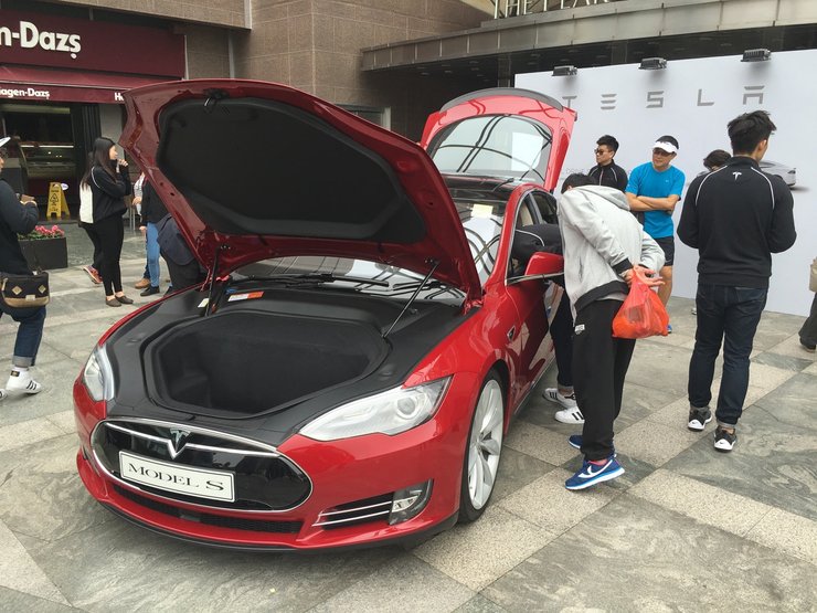 Апрель 2016 года, презентация Теслы в Гонконге.