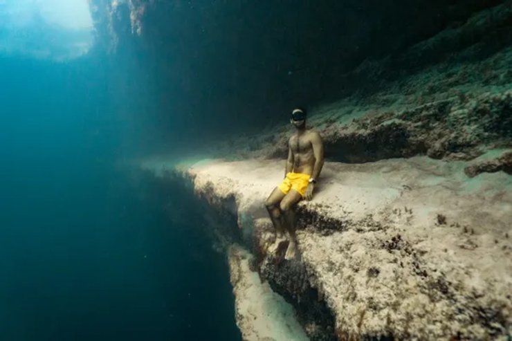 Подводная скала, скала под водой, проверка фактов, настоящее фото, фейк, раскрыта правда, Голубая дыра Дина, вирусное фото, соцсети