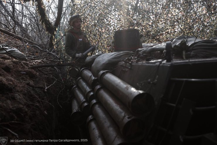 Фото артилериста 38 окремої бригади морської піхоти ЗСУ на бойових позиціях