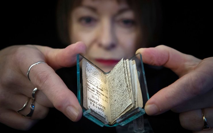 фото, маленькая книжечка Шарлотты Бронте 