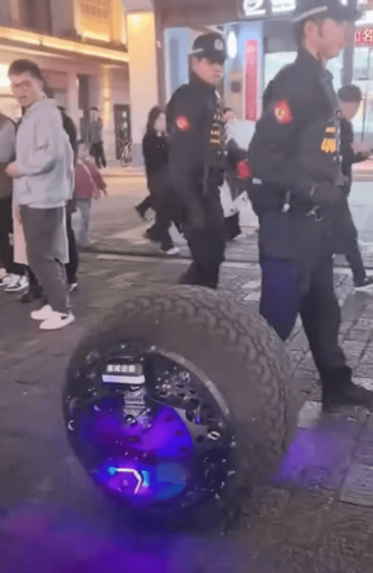 Полиция патрулирует улицы с роботом