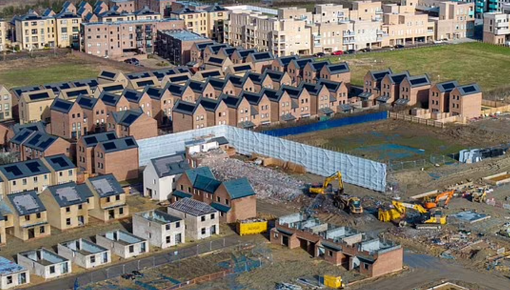 Масштабный снос новостроек, фото, Великобритания, ЖК, Barratt David Wilson Homes Cambridgeshire, недвижимость, жилье